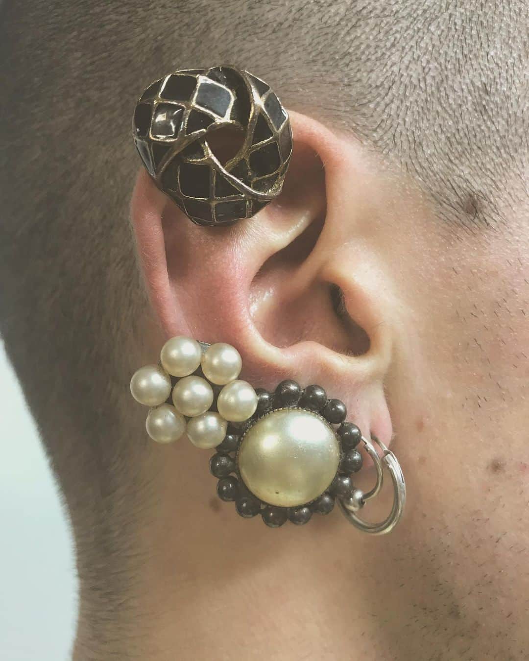 アンドレアクルーズのインスタグラム：「Another detail from our FW20 show « Le radeau de la méduse »   Model : @louis_kne  Stylist / Photographer : @maroussia_rebecq   #andreacrews #details #coolkids #fashionrevolution #model #earrings #andreacrewsarchives #flowers」