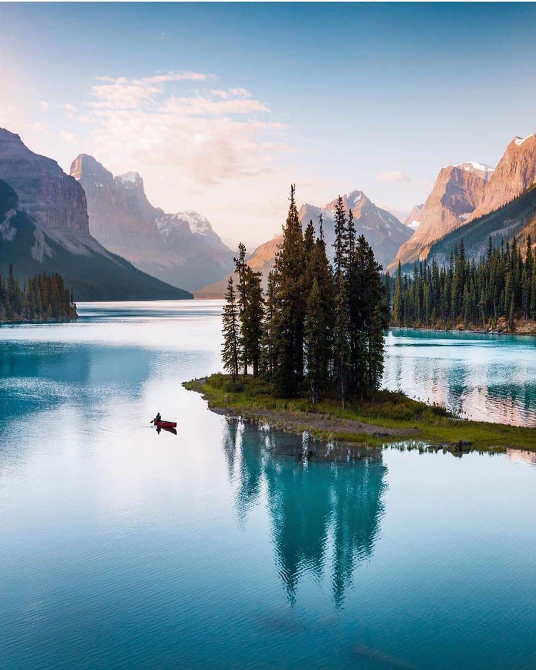 FOLKのインスタグラム：「Who is your favorite photographer? Can be any genre. Tag them in the comments. Photo by @ryanresatka」
