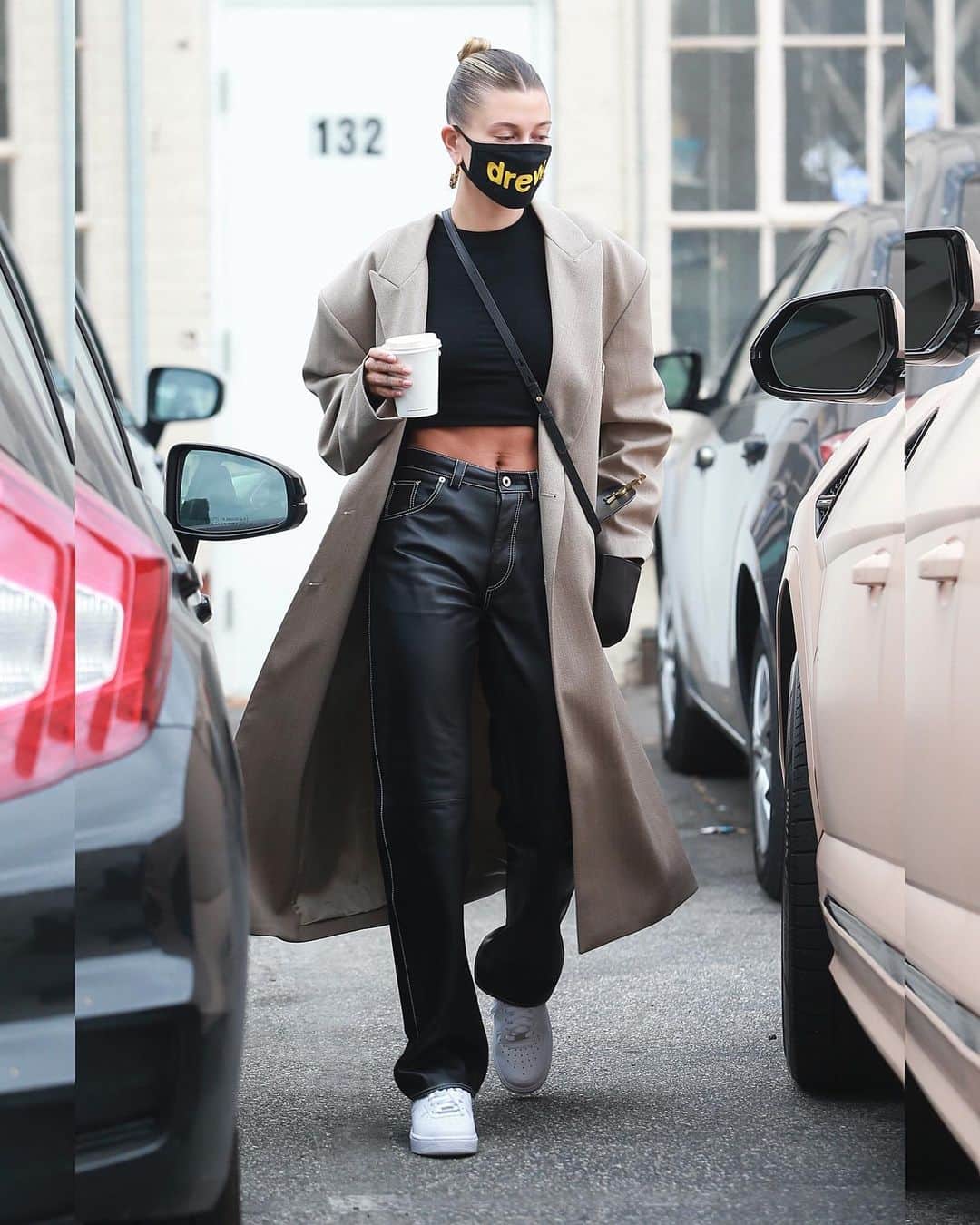 Just Jaredさんのインスタグラム写真 - (Just JaredInstagram)「Hailey Bieber shows off her midriff in a cute crop top while picking up a drink to go before heading the a studio in LA #HaileyBieber Photos: Backgrid」7月1日 3時19分 - justjared