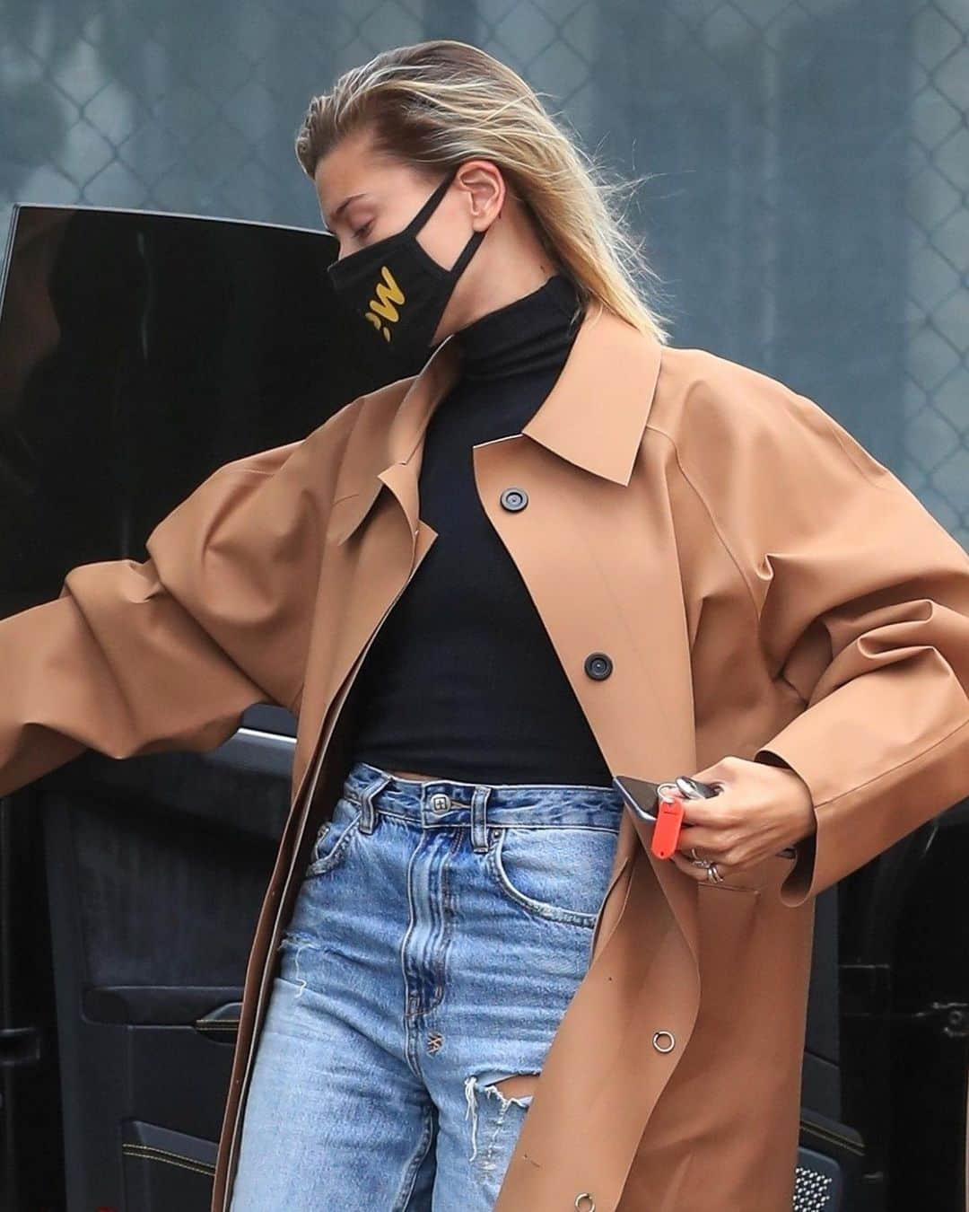 Just Jaredさんのインスタグラム写真 - (Just JaredInstagram)「Hailey Bieber shows off her midriff in a cute crop top while picking up a drink to go before heading the a studio in LA #HaileyBieber Photos: Backgrid」7月1日 3時19分 - justjared