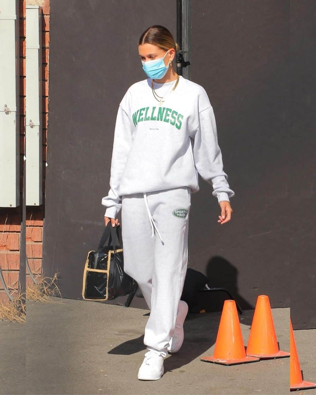 Just Jaredさんのインスタグラム写真 - (Just JaredInstagram)「Hailey Bieber shows off her midriff in a cute crop top while picking up a drink to go before heading the a studio in LA #HaileyBieber Photos: Backgrid」7月1日 3時19分 - justjared