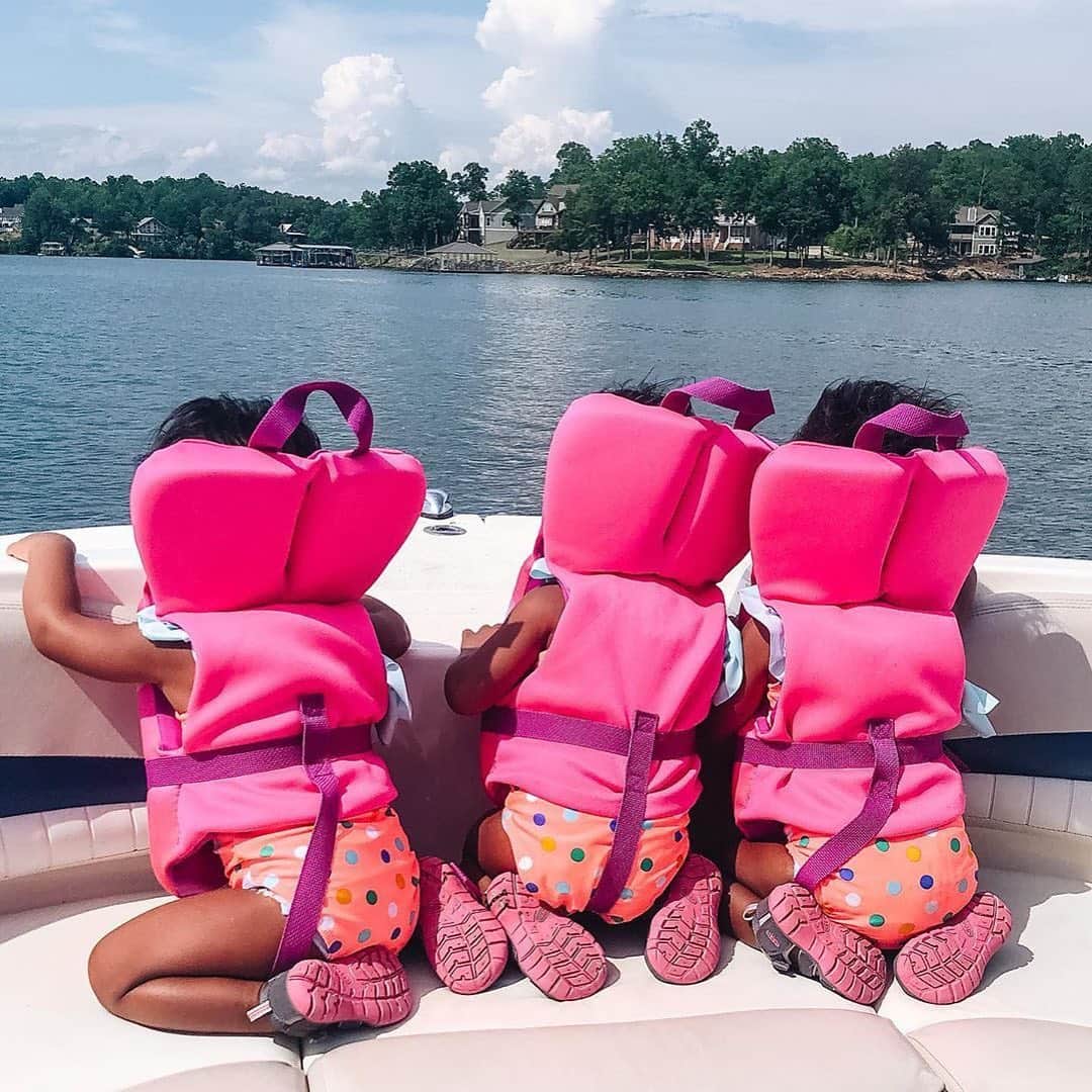 キーンさんのインスタグラム写真 - (キーンInstagram)「3 pairs of teeny-tiny Seacamp sandals means 3x the cuteness 🤗 ⁣ 📸 @reesetriplets:⁣ "🚤Baby girls, you float my boat!🚤⁣ ⁣ Alie Ana, Alexandra and Mila's love for the water doesn't end in the baby pool, we love the lake life too!! Swipe ➡️ for our/their best rendition of Rose from Titanic!!"」7月1日 3時15分 - keen