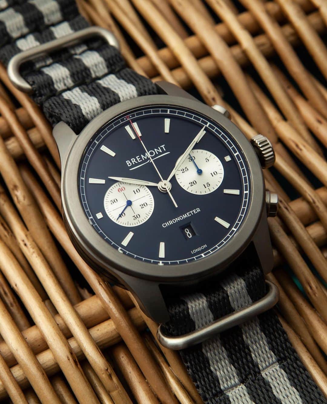 のインスタグラム：「Dust off your blazer and dress up your timepiece with one of Bremont’s canvas NATO straps to join us for #HenleyAtHome this year.⁠⠀ ⁠⠀ Like many annual events the @henleyroyalregatta has been postponed, but you can get your rowing fix with a nostalgic flashback on the Henley Royal Regatta YouTube channel, as they show some of their favourite moments from previous years.⁠⠀ ⁠⠀ Here, we’ve dressed our AIRCO, ALT1-C, and Supermarine watches in stripes to show our support.」