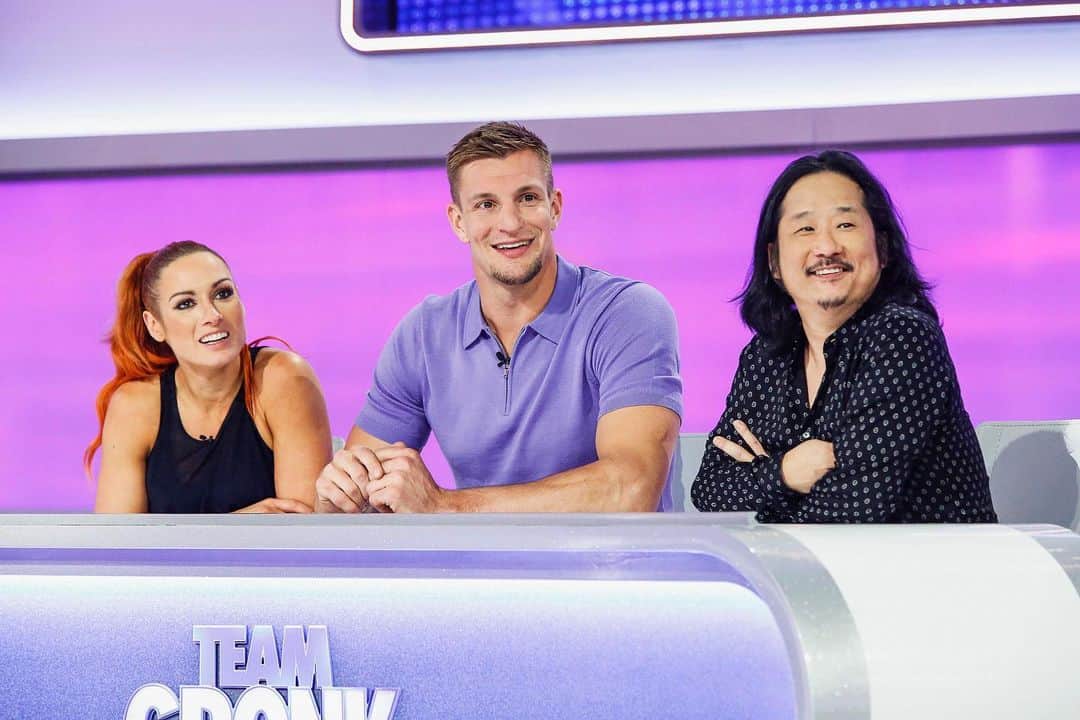 レベッカ・ノックスのインスタグラム：「Missing The Man? See me tomorrow on @cbstv @gameon with @gronk @bobbyleelive 📸- Monty Brinton/ CBS」