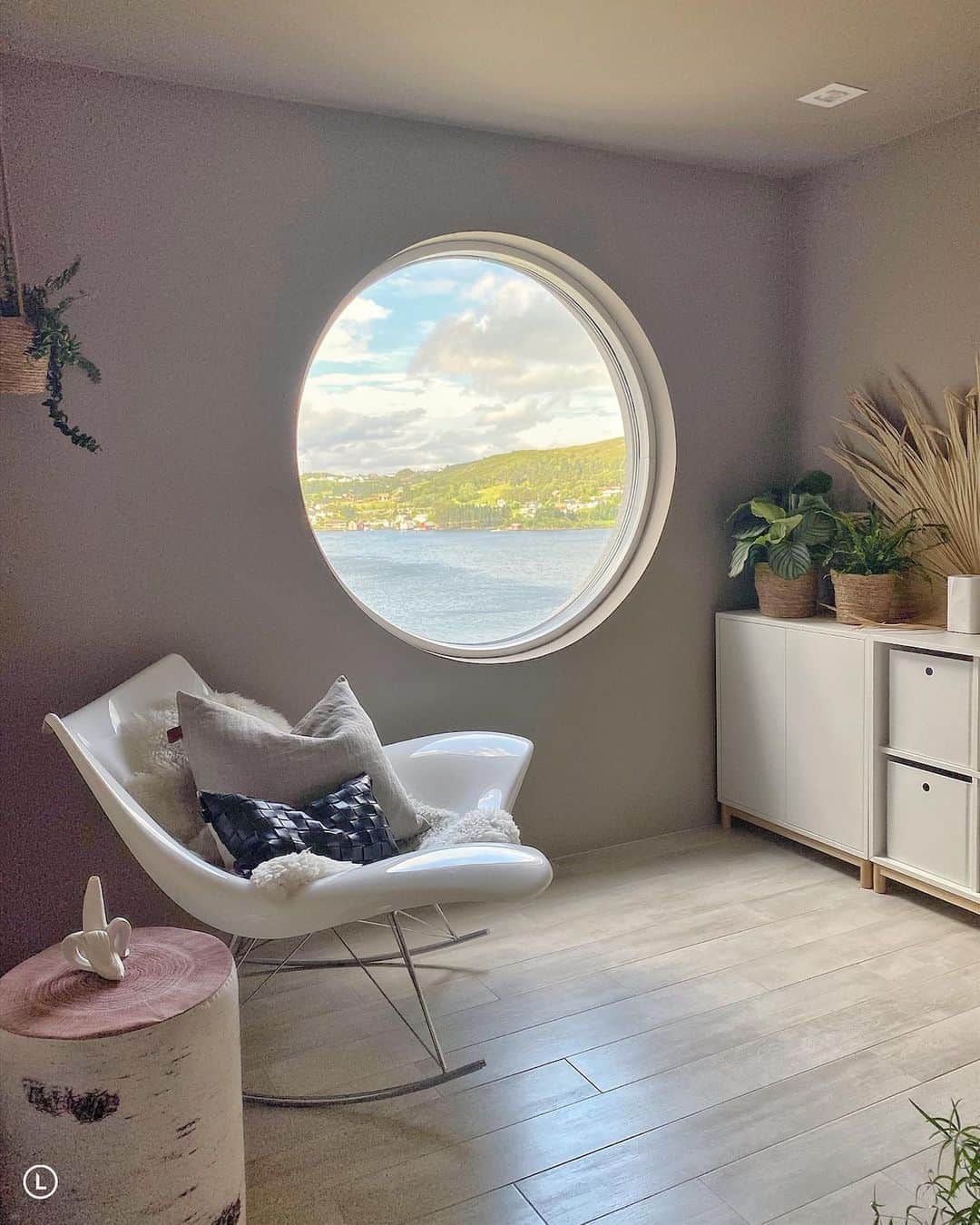 Inger-Lise Lillerovdeさんのインスタグラム写真 - (Inger-Lise LillerovdeInstagram)「Så gøy å se at dere ønsket å se mer av det her 🙏🏼 Kontoret har fått seg en oppgradering! Nå er jeg usikker på om jeg kan kalle det kontor lenger? 😅 Foreløbig har det blitt et kosehjørne, kombinert med en del oppbevaring. Det kan vi nemlig ikke få nok av! Vi har også her valgt å male både tak og vegger i samme farge -og den er bare såå fin! I den forbindelse har jeg lyst å fremsnakke en lokal butikk her, nemlig @kuling.no 👌🏼 De har et enormt utvalgt når det kommer til maling og leverandører, i tillegg til gulv, flis, tepper og tapeter. Og masse kunnskap! Hva synes du? Blir kjempe glad for tilbakemeldinger 🙏🏼😘 Ha en herlig tirsdagskveld folkens 🤍 ________________________________________ #oppussing #interiør #interiör #interiors #interieur #interieurstyling #inredning #inredningsdesign #inredningsinspo #scandinavianstyle #nordicliving #nordichome #kuling #jotun #interiordecor #interior_delux #interiordesign #roomforinspo #scandinavianhome #home #interior4you1 @interior4you1 #interior4inspo @interior4inspo #interior4all @interior4all #ourluxuryhome @ourluxuryhome #fremsnakksommer @hvitelinjer #homestyling #interiordetails」7月1日 3時22分 - ingerliselille