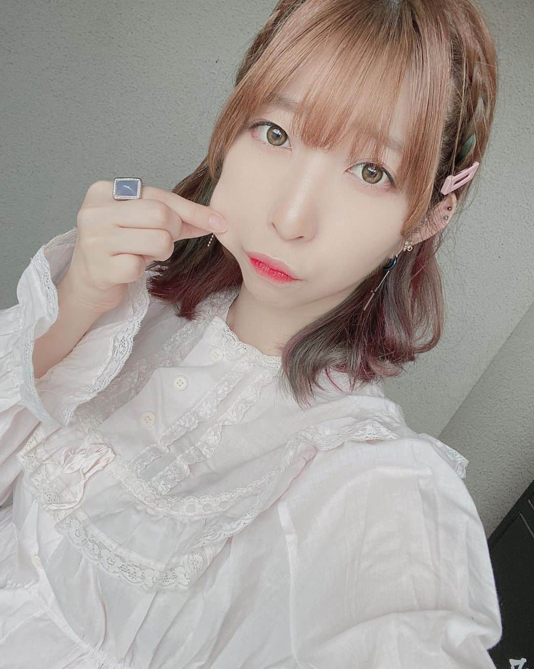佐藤梨菜のインスタグラム：「甘め佐藤はいかがですか？  #FEAM #idol #아이돌 #甘めコーデ #いいね #コメント #待ってる #좋아요 #좋아요환영 #팔로우미　#셀카 #셀카샷」