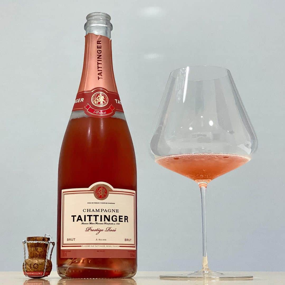 エンリケ・ソラ・クレメンテさんのインスタグラム写真 - (エンリケ・ソラ・クレメンテInstagram)「El champagne de esta noche es Champagne Taittinger Prestige Rosé.  Un magnífico rosé de ensamblaje, al que al final de la mezcla se añade un 15 % de vino tinto obtenido de los mejores Pinots Noirs de la Montagne de Reims y Les Riceys. La alta proporción de Chardonnay (30%) que completa la cuvée le aporta la elegancia y la delicadeza características de la firma de los champagnes Taittinger. Champagne Taittinger es una de las pocas Maisons de Champagne que todavía lleva el nombre de sus propietarios, una demostración del respeto por la tradición y el carácter familiar.  Degustado en Zalto Denk’Art Burgundy Glass. Cuál ha sido vuestro último rosado? Salud gente! • • • • • #vino #vin #vinho #вино #ワイン #紅酒 #wein #champagne #winelover #wineinfluencer #winetime #food #winecellar #wineporn #instawine #winetasting #sommelier #foodandwine #champagnelover #somm #champagnetaittinger #taittinger #taittingerrose #taittingerprestigerose #reims #zalto #zaltify #champagnetaittingerofficial」7月1日 3時30分 - kike_sola