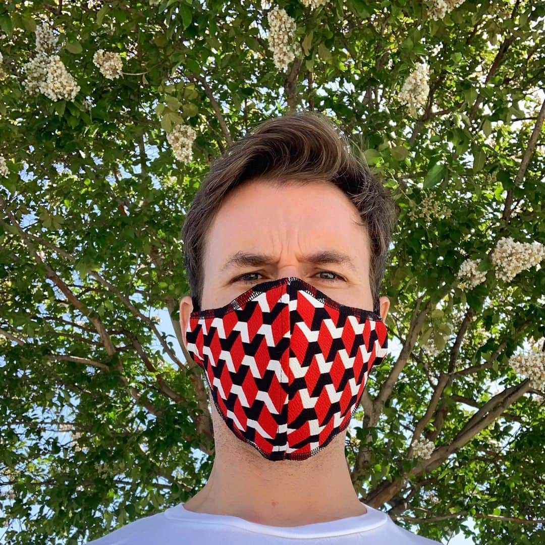 ブラッド・ゴレスキーのインスタグラム：「Challenge accepted @toryburch!  I am sure you are all seeing what I am seeing, COVID 19 numbers are rising at a truly scary rate. There’s a very easy way for each one of us to help and that is to #wearadamnmask whenever we are in public. I am wearing one by @leisurelab @danielghenson.   #WearADamnMask because we want to protect ourselves and more importantly others.   I nominate @jennadewan @kaleycuoco @sarahhyland @neneleakes @tanyarad @beccatilley @becca @keltie @jacvanek @fiercegrandma @itstanyatime @mzgossipgirl @erinlim @danielmartin @jamiemakeup   And I invite every single one of you to help spread the word. Will you post a masked selfie with #WearADamnMask and tag as many people as you can? We are all in this together. ❤️」