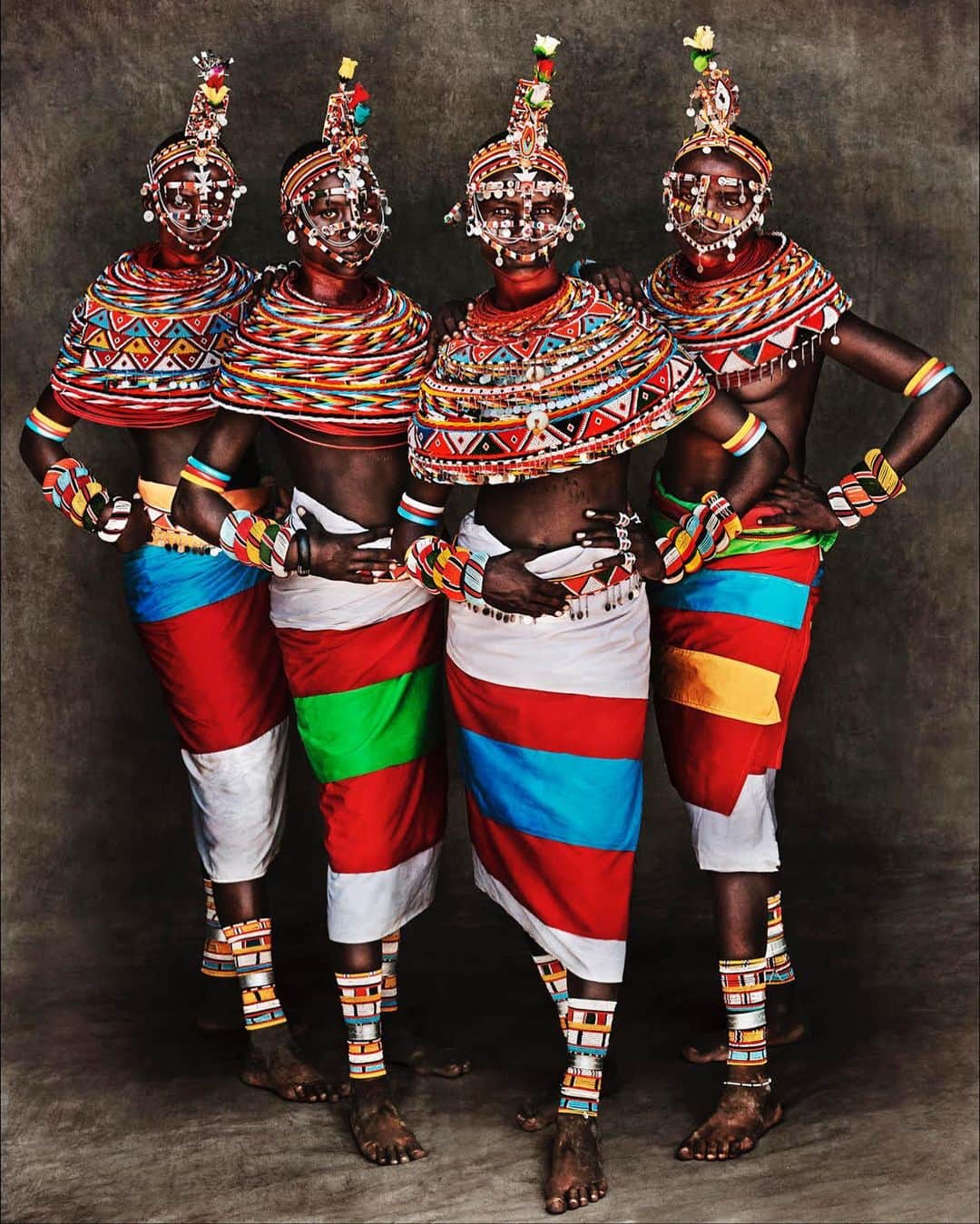 マリオ・テスティーノのインスタグラム：「I have always found groups of girls with attitude an attractive subject to photograph. When I met these Samburu girls in Kenya, I was not only amazed by their looks but also by the energy they projected as a group of friends.  It is incredible how friendship is a global sign of bonded people and there are equivalents all around the world. The way they were with each other was just like New Yorkers or Cariocas (from Rio de Janeiro), although their clothes clearly define them as Samburu’s.  This community is amazing; the men and women adore their clothes and multi colour pieces. I found it fascinating that even though each piece is very similar, they are personalised in some way.  It is certainly ‘A Beautiful World’ worth discovering and finding out how all people relate to each other in the end. ⁣⁣⁣⁣⁣ -⁣⁣⁣⁣⁣ Los grupos de chicas con actitud siempre me han parecido un tema atractivo para fotografiar. Cuando conocí a estas chicas Samburu en Kenia, no sólo me sorprendió su aspecto sino también la energía que proyectaban como grupo de amigas. Es increíble cómo la amistad es un signo global de unión entre personas. La forma en la que estaban juntas era igual a la de grupos de amigas neoyorquinas o cariocas, aunque su ropa las define claramente como Samburu. Esta comunidad es asombrosa. Los hombres y las mujeres adoran su ropa y sus piezas multicolores. Me pareció fascinante que, aunque cada pieza es muy similar, están siempre personalizadas de alguna manera. Sin duda, vale la pena descubrir "A Beautiful World" ("Un mundo hermoso") y ver cómo al final todas las personas se relacionan entre sí.⁣⁣⁣⁣⁣ ⁣-⁣⁣⁣⁣ A BEAUTIFUL WORLD, KENYA. ⁣⁣⁣⁣⁣⁣⁣⁣⁣⁣ ⁣⁣⁣⁣⁣ #ABeautifulWorld #MarioTestino #Kenya⁣⁣⁣⁣⁣」