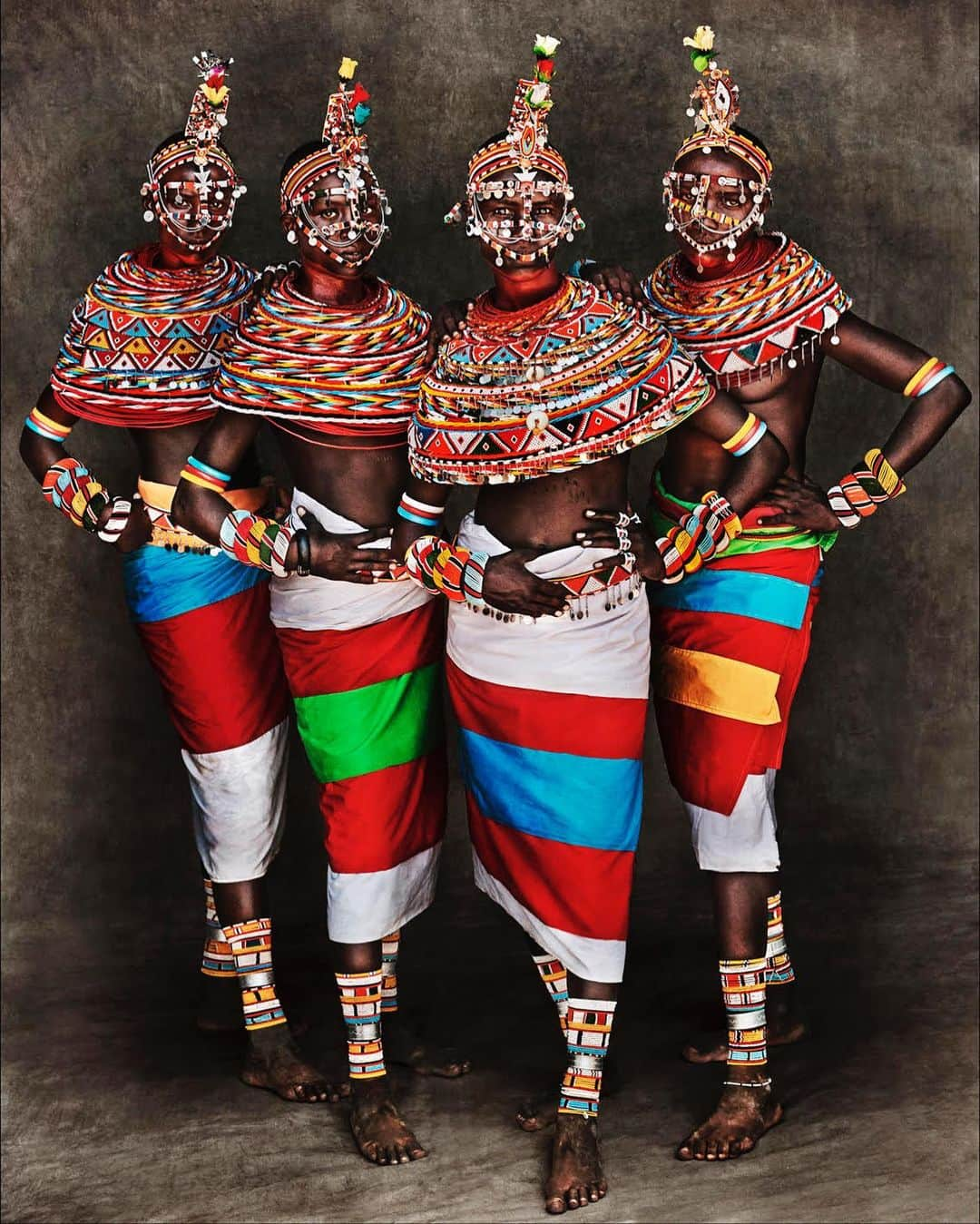 マリオ・テスティーノさんのインスタグラム写真 - (マリオ・テスティーノInstagram)「I have always found groups of girls with attitude an attractive subject to photograph. When I met these Samburu girls in Kenya, I was not only amazed by their looks but also by the energy they projected as a group of friends.  It is incredible how friendship is a global sign of bonded people and there are equivalents all around the world. The way they were with each other was just like New Yorkers or Cariocas (from Rio de Janeiro), although their clothes clearly define them as Samburu’s.  This community is amazing; the men and women adore their clothes and multi colour pieces. I found it fascinating that even though each piece is very similar, they are personalised in some way.  It is certainly ‘A Beautiful World’ worth discovering and finding out how all people relate to each other in the end. ⁣⁣⁣⁣⁣ -⁣⁣⁣⁣⁣ Los grupos de chicas con actitud siempre me han parecido un tema atractivo para fotografiar. Cuando conocí a estas chicas Samburu en Kenia, no sólo me sorprendió su aspecto sino también la energía que proyectaban como grupo de amigas. Es increíble cómo la amistad es un signo global de unión entre personas. La forma en la que estaban juntas era igual a la de grupos de amigas neoyorquinas o cariocas, aunque su ropa las define claramente como Samburu. Esta comunidad es asombrosa. Los hombres y las mujeres adoran su ropa y sus piezas multicolores. Me pareció fascinante que, aunque cada pieza es muy similar, están siempre personalizadas de alguna manera. Sin duda, vale la pena descubrir "A Beautiful World" ("Un mundo hermoso") y ver cómo al final todas las personas se relacionan entre sí.⁣⁣⁣⁣⁣ ⁣-⁣⁣⁣⁣ A BEAUTIFUL WORLD, KENYA. ⁣⁣⁣⁣⁣⁣⁣⁣⁣⁣ ⁣⁣⁣⁣⁣ #ABeautifulWorld #MarioTestino #Kenya⁣⁣⁣⁣⁣」7月1日 3時43分 - mariotestino