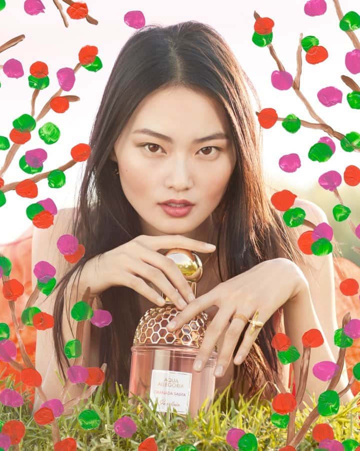 のインスタグラム：「Unexpected and seductive, @heconghc is Granada Salvia, brought to life by Michael De Feo - "the Flower Guy".   Inspired by the fresh and joyful fragrances of Aqua Allegoria, @theflowerguy has created a poetic and colorful tribute to the collection's two newest additions. Vibrant jewel-like tones echo Guerlain Master Perfumer @thierrywasser's intentions for this playful scent: a fragrance that encapsulates the spirit of a bright, daring pomegranate.  #Guerlain #GuerlainParfumeur #AquaAllegoria #Perfume #MichaelDeFeo #TheFlowerGuy」