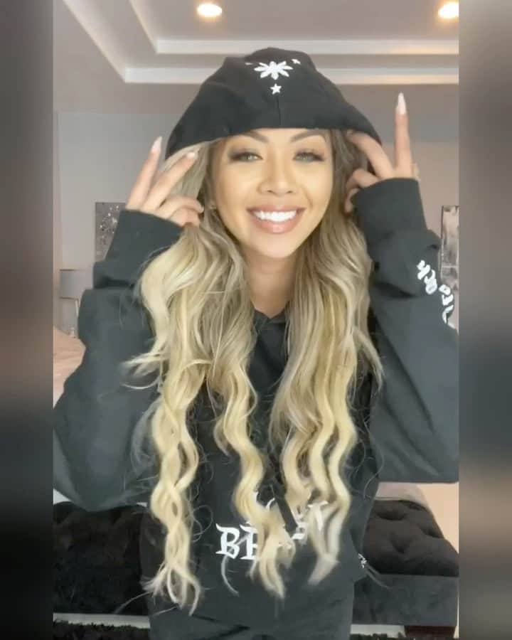 リアン Vのインスタグラム：「Just some fun transitions with my @shoplianev merch 🥰」