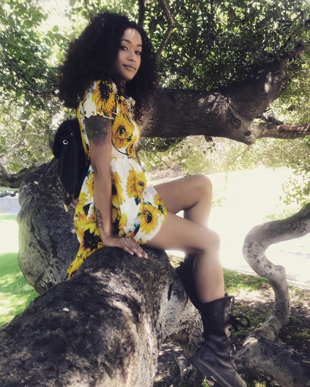 スキン・ダイアモンドのインスタグラム：「I think the trick to staying fresh is a lot of time spent in and around trees and never feeling too grown up to be SILLY! Don’t ever forget to keep smiling, even if it make laughter lines. Fuck it. 33 and I think I look younger now that I stopped trying to be whatever I thought a “proper grown up” was.  These times we’re in are nuts, and we can’t  lose focus. But don’t forget to make time for yourself and your loved ones 🌻 Climb trees. Give them names. This one is called Vincent for some reason.」