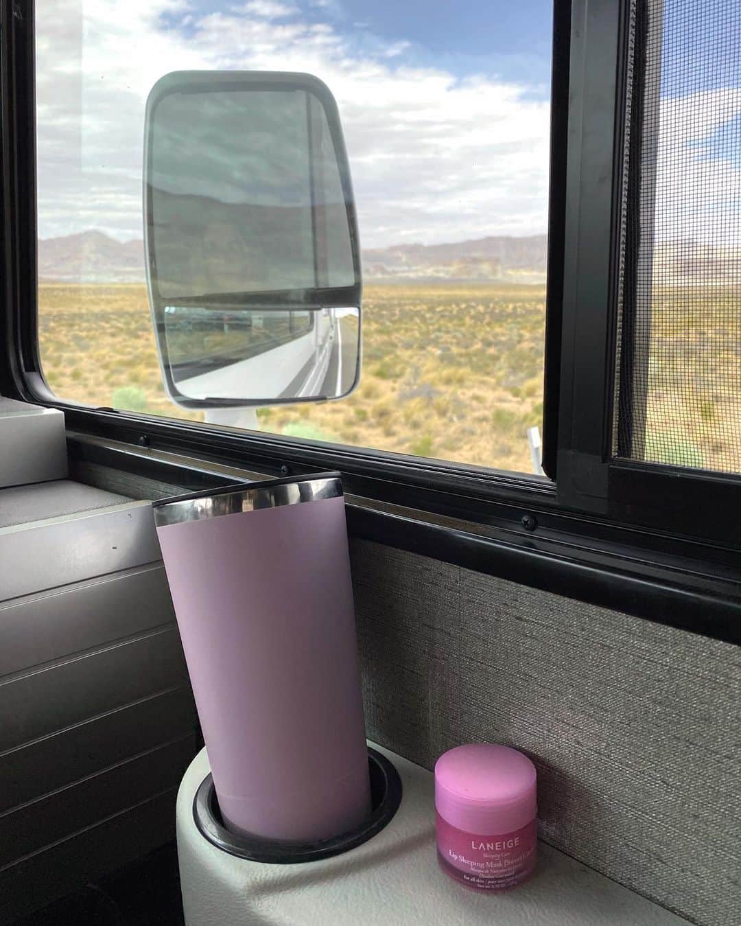 Amber Fillerup Clarkさんのインスタグラム写真 - (Amber Fillerup ClarkInstagram)「Yesterday 💕 RV life is becoming my favorite thing! This is my first time to Zion National Park .. we went through so many scary, windy roads at the tip top of mountains yesterday and I kept closing my eyes to brace for potential impact 😂 but we made it and it’s so beautiful.」7月1日 4時08分 - amberfillerup