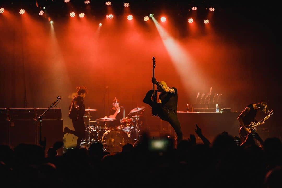 AFIのインスタグラム：「#AFireInsideUsAll – Our collaborative playlist. Swipe up in story to stream on @spotify. ﻿ ﻿📷: @meganleetz」