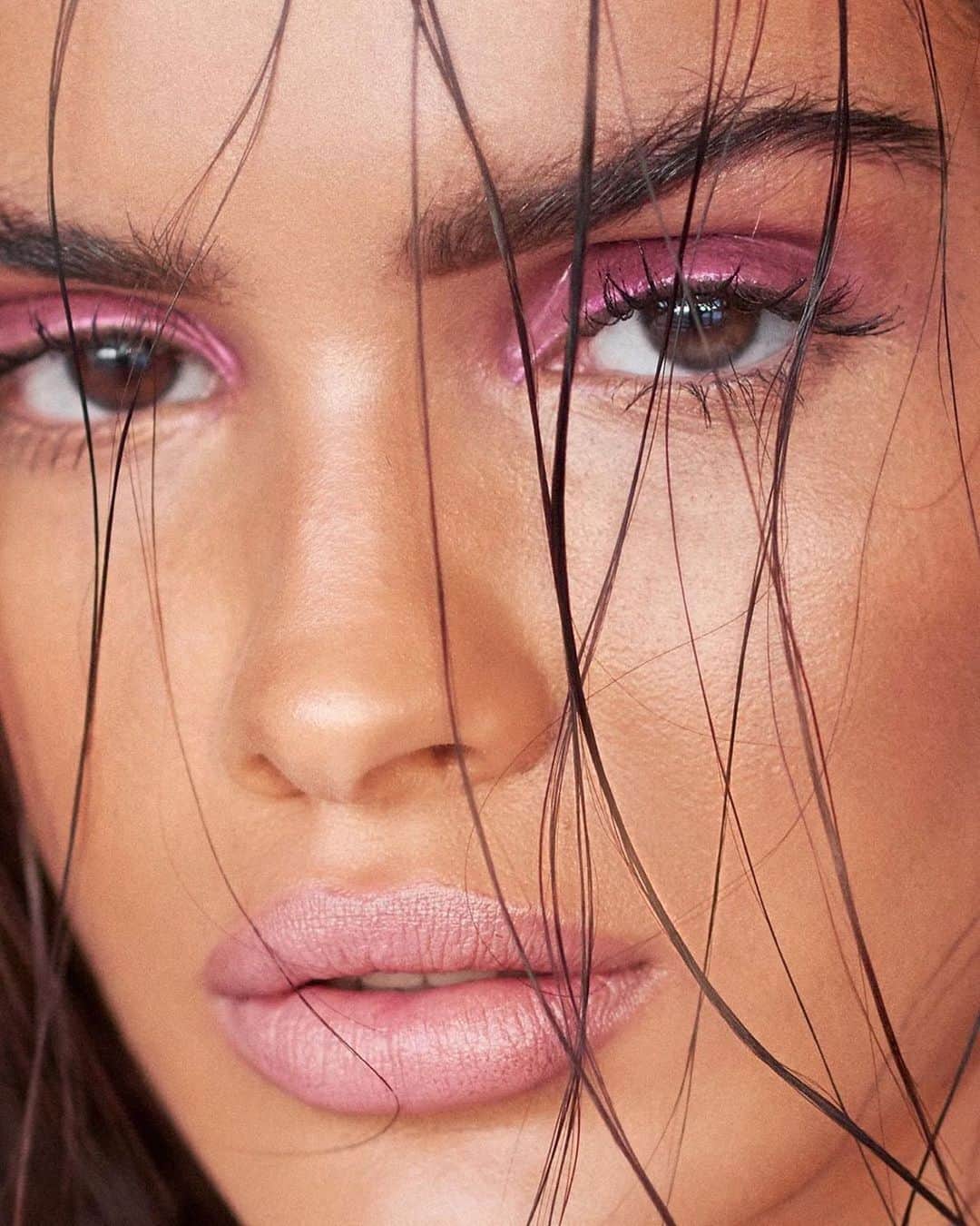 Smashboxのインスタグラム：「A pink lip doesn't always have to feel sweet 🍭⁣ ⁣ MUA: @abbirosemakeup⁣ Model:@arbenitalsmajli  Product Featured: Be Legendary Cream Lipstick in Pretty Social」