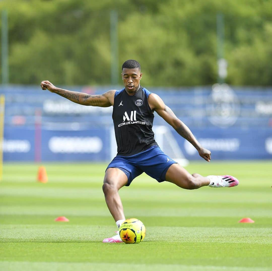 プレスネル・キンペンベさんのインスタグラム写真 - (プレスネル・キンペンベInstagram)「❤️💙 #LAFORCE」7月1日 4時26分 - kimpembe3