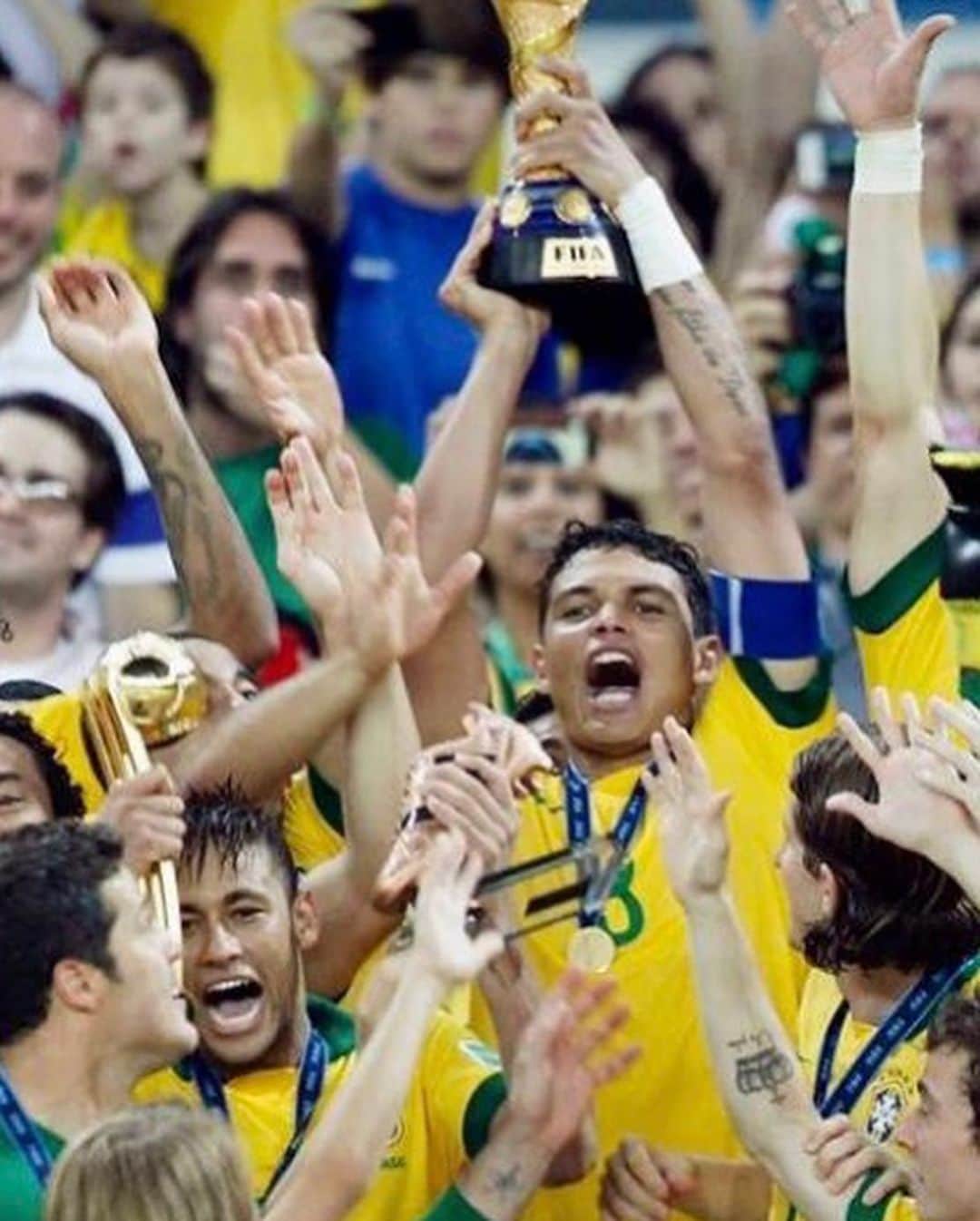チアゴ・シルヴァのインスタグラム：「Há 7 anos conquistamos a Copa das Confederações em pleno #Maracanã. Uma vitória de 3 x 0 contra a Espanha, com ✌🏽gols do @fredguedes9 e ☝🏽gol do @neymarjr . Parece que foi ontem! O tempo passou tão rápido, muito bom poder relembrar esse dia @cbf_futebol  • • • #ThiagoSilva #TS3 #FamiliaSilva #CoronaOut #StopCorona #restecheztoi #jesuischezmoi #restezchezvous #fiqueemcasa #fiquememcasa #ficaemcasa #euficoemcasa #stayhome #stayathome #restezalamaison #yomequedoencasa #RioDeJaneiro #Maracana #Maracanã #CBF #SeleçãoBrasileira #SelecaoBrasileira」