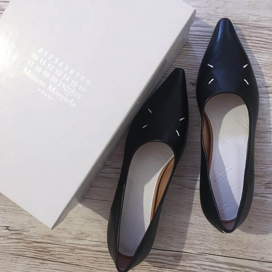 Yu-kiのインスタグラム：「Hello July。新しく @maisonmargiela 🥿サイズピッタリだしセールだったし、とってもラッキーな買い物出来た🥺白い靴下とデニムとも可愛かったし、何にでも合いそうだし足がスッキリ綺麗にみえるデザイン🖤ヒールが少しあるのもいい◎👠#maisonmargiela」
