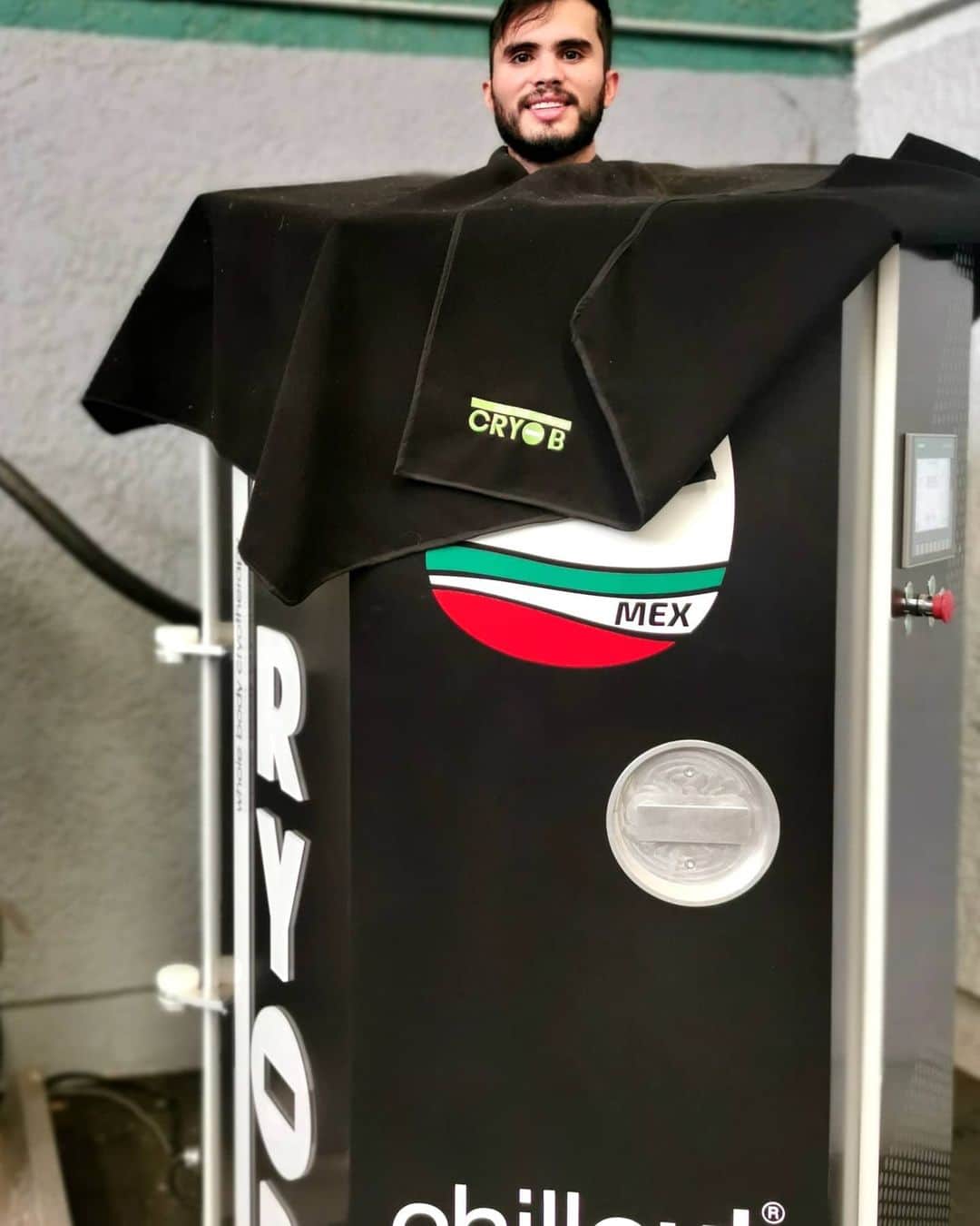 イヴァン・ガルシアのインスタグラム：「Feliz de poder contar con @cryo_b, estoy seguro que podré recuperarme de mejor manera y mas rápido de la operación del talón... Intentaré trabajar al máximo para poder hacer una temporada espectacular 💥💪🏻❄️❄️ #elpoderdelfrío」
