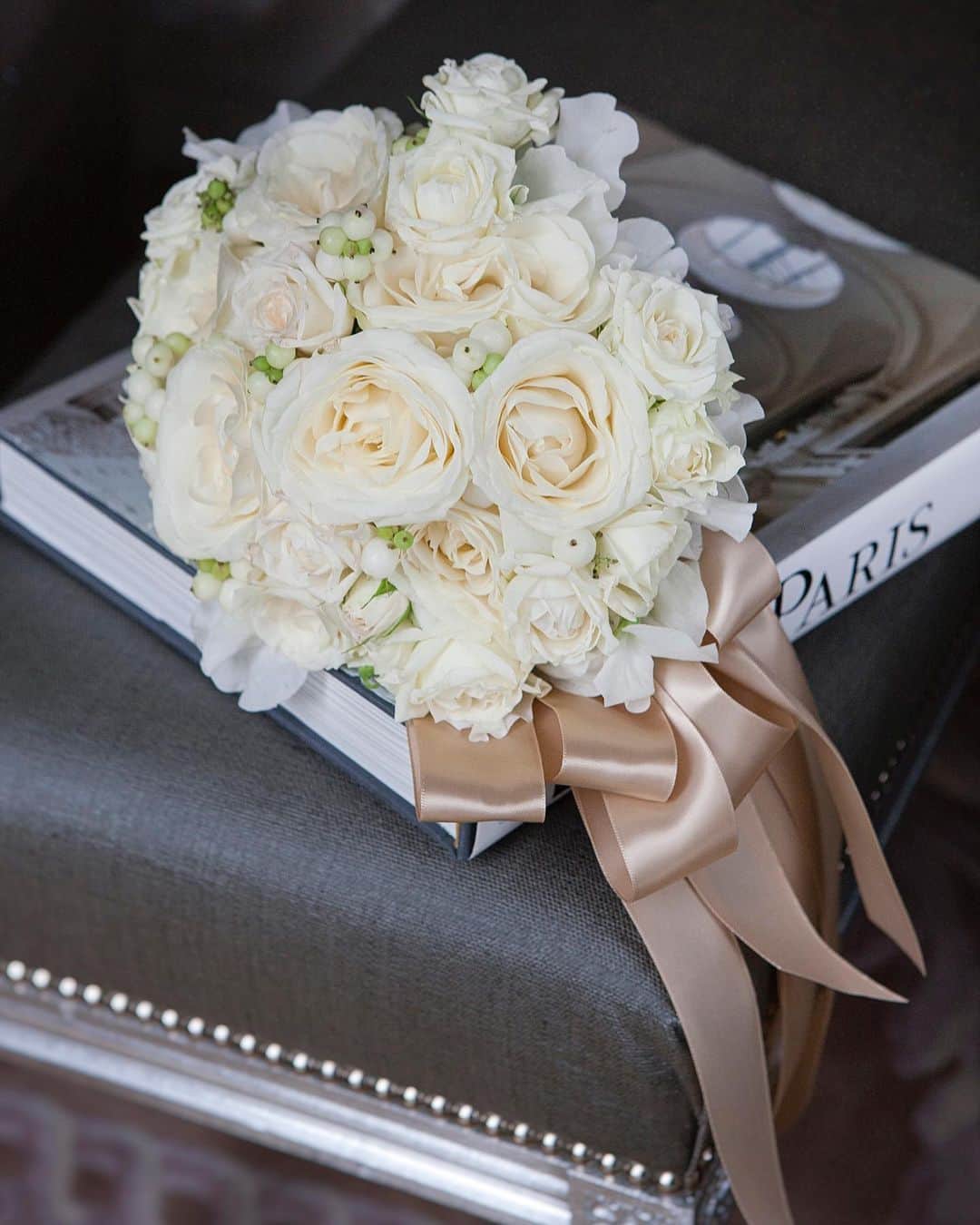 オリヴィア・パレルモのインスタグラム：「Your overwhelming response to my wedding story earlier this month urged my team and I to further explore wedding topics with you all 💕💍 This past weekend, we shared bridal styling tips and now as a resource to all the married couples-to-be we’re unveiling a comprehensive guide to navigating your dream wedding in uncertain 2020 and beyond. We tapped 7 expert wedding planners from both coasts and abroad to share tips on everything from rescheduling etiquette to alternative ceremony ideas. One such tip from me to you: beautiful florals and a gorgeous tablescape can make even an intimate at-home reception incredibly special and memorable 🥰💐 How have you adapted your wedding plans? Link in bio!」