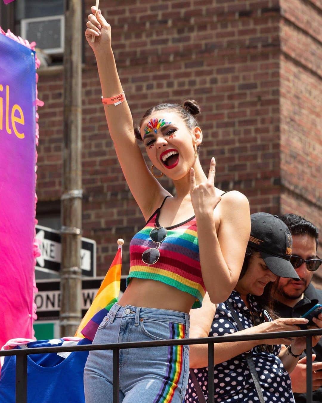 ヴィクトリア・ジャスティスさんのインスタグラム写真 - (ヴィクトリア・ジャスティスInstagram)「Since it’s the last day of #Pride month, I thought I’d share some fun moments from past pride parades in NYC 🌈🥰 I missed it so much this year!! It’s always the most joyous celebration and I will support the LGBTQ+ community til the day I die. Keep learning, keep posting, keep marching, and keep celebrating love❤️🧡💛💚💙💜 P.S. follow @amfar and join the fight to find a cure for AIDS!! 🙏🏼」7月1日 5時14分 - victoriajustice