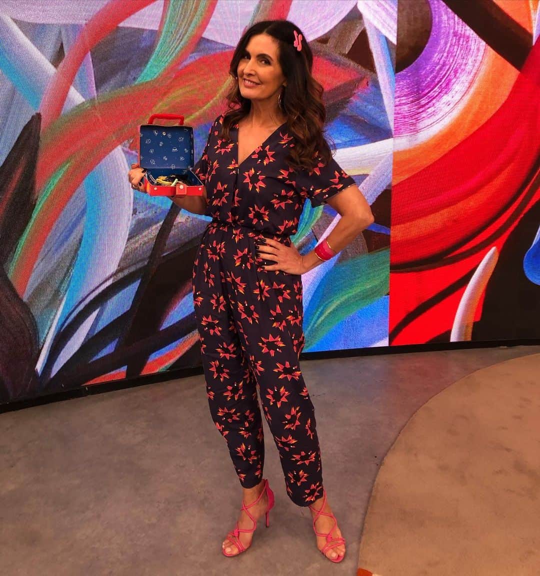 ファチマ・ベルナルデスのインスタグラム：「Dia de glória pras minhas presilhas que ficaram guardadas por tanto tempo. Saíram da gaveta e ainda apareceram na tv. Quem mais tem algo guardado mesmo sem saber se um dia vai usar de novo?」