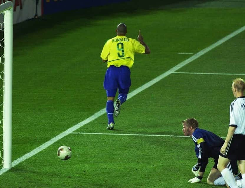 ロナウドさんのインスタグラム写真 - (ロナウドInstagram)「30 de junho de 2002. 18 anos do Penta. Copa dos recordes. Copa da superação. Copa dos brasileiros.  Lembro de cada gol como se fosse ontem... de cada partida, de cada conversa, de cada abraço... de como cada talento individual foi fundamental para a vitória do coletivo. Saudade de tudo e de todos. ⚽️🏆🇧🇷  #tb #penta #selecaobrasileira」7月1日 5時15分 - ronaldo