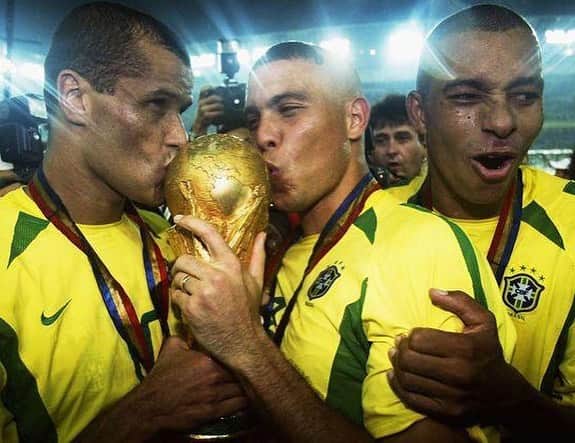 ロナウドさんのインスタグラム写真 - (ロナウドInstagram)「30 de junho de 2002. 18 anos do Penta. Copa dos recordes. Copa da superação. Copa dos brasileiros.  Lembro de cada gol como se fosse ontem... de cada partida, de cada conversa, de cada abraço... de como cada talento individual foi fundamental para a vitória do coletivo. Saudade de tudo e de todos. ⚽️🏆🇧🇷  #tb #penta #selecaobrasileira」7月1日 5時15分 - ronaldo