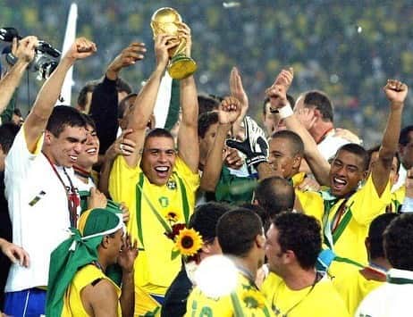 ロナウドのインスタグラム：「30 de junho de 2002. 18 anos do Penta. Copa dos recordes. Copa da superação. Copa dos brasileiros.  Lembro de cada gol como se fosse ontem... de cada partida, de cada conversa, de cada abraço... de como cada talento individual foi fundamental para a vitória do coletivo. Saudade de tudo e de todos. ⚽️🏆🇧🇷  #tb #penta #selecaobrasileira」