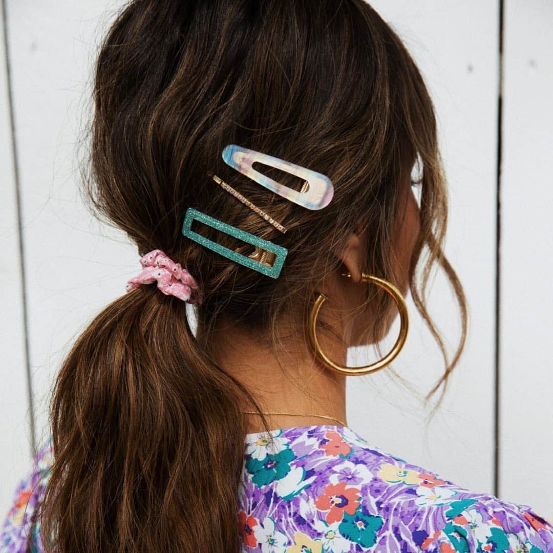 Target Styleのインスタグラム：「Shine in a snap! ✨  New iridescent  acrylic clips by Sincerely Jules x Scunci.」