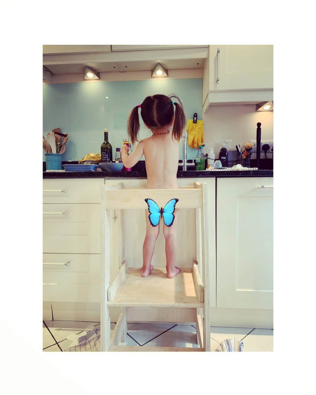 ダイアナ湯川さんのインスタグラム写真 - (ダイアナ湯川Instagram)「Washing hands turns into washing up, turns into taking all your clothes off 😆 . . . . #daughter #two #toddler #childhood #parenthood #mamalife #family #cute #love #mygirl」7月1日 5時18分 - diana.yukawa