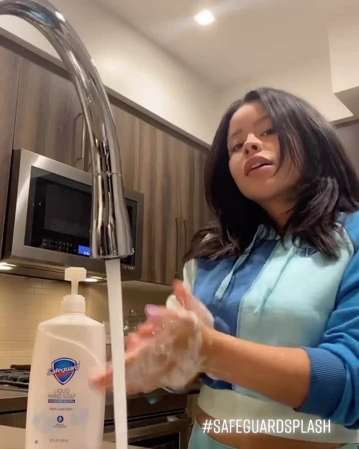 シエラ・ラミレスのインスタグラム：「JONATHAN WAS NOT EXPECTING THAT! Up for the challenge? Show us your #cleanhands 💦🙌 Check out my TikTok and join in on the challenge! #SafeguardSplash #SafeguardPartner @safeguardsoap」