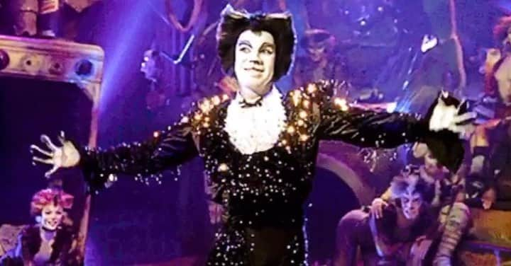 キャッツのインスタグラム：「In honor of @jacobbrentstagram being our 100th follower, here he is as the iconic Mr. Mistoffelees! 💜✨」