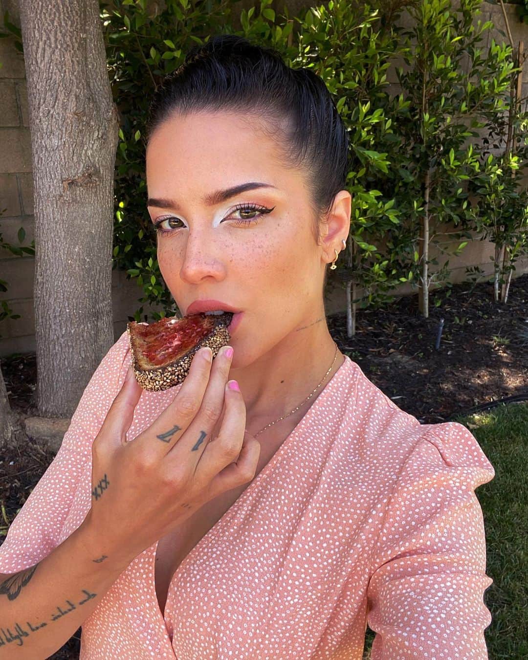 Halseyのインスタグラム：「Hello yes I would like to buy a cottage. (I never have a manicure this is not a pandemic thing..) 🍄 Sending everyone a virtual hug. We have had a lot of calls this week with recipients of the Black Creators Fund and I can’t wait for them to take over the world. In between, I am reading books and writing songs. I have been a slacker chef lately. Hence the toast. Perhaps I will start cooking again soon. Love you!」