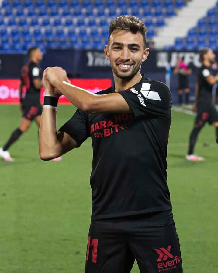 LFPさんのインスタグラム写真 - (LFPInstagram)「😃 HAPPY @munirhaddadi! 😃 • 😃 ¡Un #Munir FELIZ! 😃 • #SevillaFC #LaLiga #LaLigaSantander #Football #Goal」7月1日 5時57分 - laliga