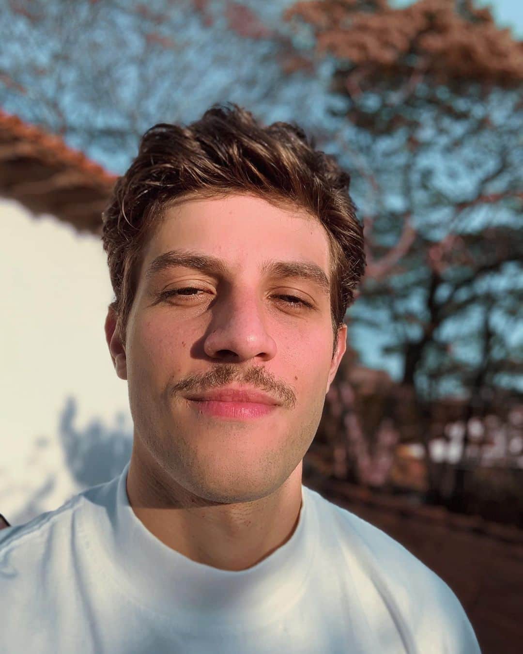 Chay Suedeのインスタグラム：「Trinta de junho de dois mil e vinte, metade certa do mais incerto dos incertos anos. Hoje é o dia do meu aniversário e do de Mike Tyson. Faço vinte e oito anos, há dez anos, quando tinha dezoito, a vida parecia uma caixa de morangos, e naquele ano de dois mil e dez, realmente estava sendo. Esse ano, faz dez que comecei a trabalhar com arte e viver de arte, há onze, se me contassem, eu não acreditaria, ainda hoje por vezes custo a acreditar, mas no fim acredito e agradeço. Todas as coisas cooperaram pra que eu me tornasse o que eu precisava me tornar nos momentos em que a demanda era essa ou aquela, os encontros, os amigos, os amores e os vacilos, tudo coopera para o bem daqueles que amam a Deus, eu amo, confio nele e consigo enxergar nas menores e nas grandes coisas, sua mão, carinhosamente me conduzindo através dos anos. No dia do meu nascimento, uma canção sobre meu renascimento, minha religação, sobre o Daniel exilado na Babilônia, sobre ocupar e se manter num lugar que é seu apesar das correntezas, sobre não abrir mão, sobre o quarto homem na fornalha e sobre os meus dias também. Se o sal for insosso, realmente não serve de nada, sal é bom quando é salgado, uma pitada pra dar sabor a sopa, sejamos sal, mas também sejamos sopa, quando a demanda for essa ou aquela. Chora pra ver como é, e vê como é. Nesse meu aniversário, se quiser me dar um presente, escute essa canção, se gostar, compartilhe, ela está em todas as plataformas digitais. Saúde!」