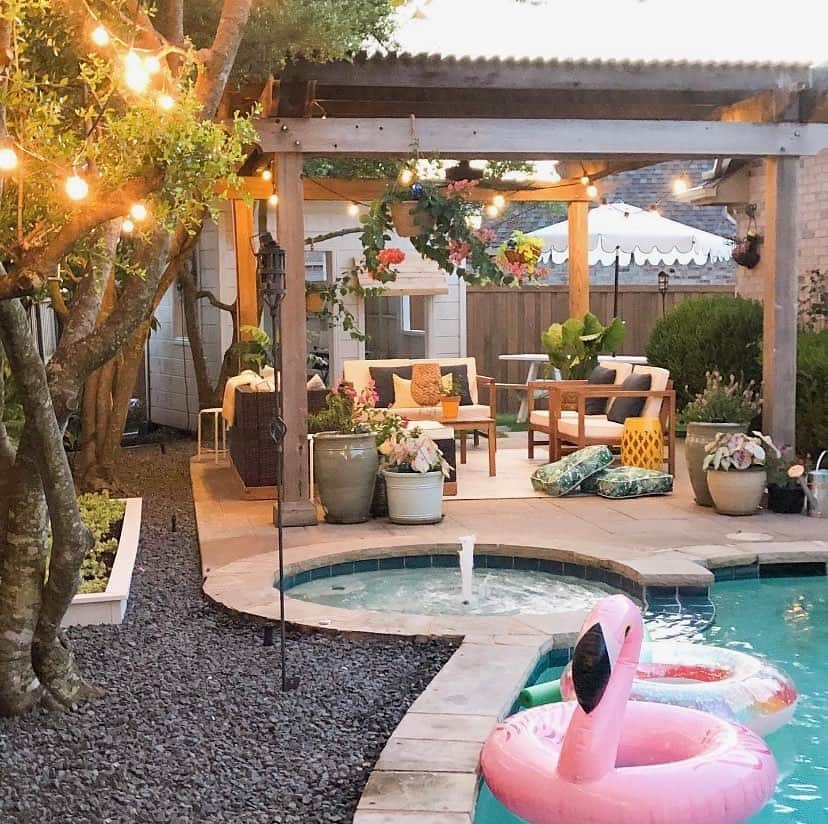 のインスタグラム：「Floating into the holiday weekend like🦩 (📸: @amodernteacher)」