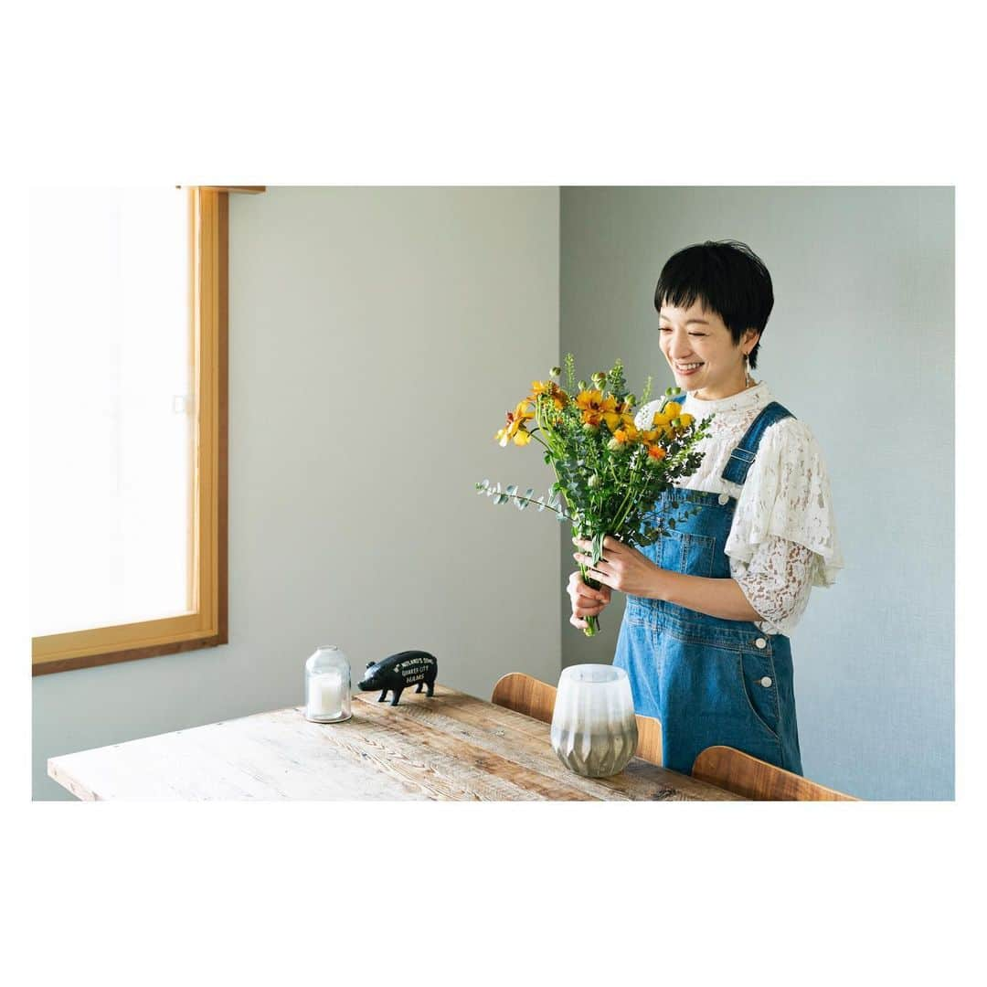 高山都さんのインスタグラム写真 - (高山都Instagram)「季節の花を飾るのは、古い家を選んだワタシが、この場所で心地よく暮らすための理由のひとつ。 大変な時期での撮影だったけど、今よりワントーン明るいこの壁のオフィシャルの最後の記録かもな。 やっぱりこの色も好きだったなー。 我が家、実は少しずつ、いまイメチェンはかっております。 @suumo_magazine より。 ストーリーズにリンク貼っておきます。」7月1日 6時07分 - miyare38