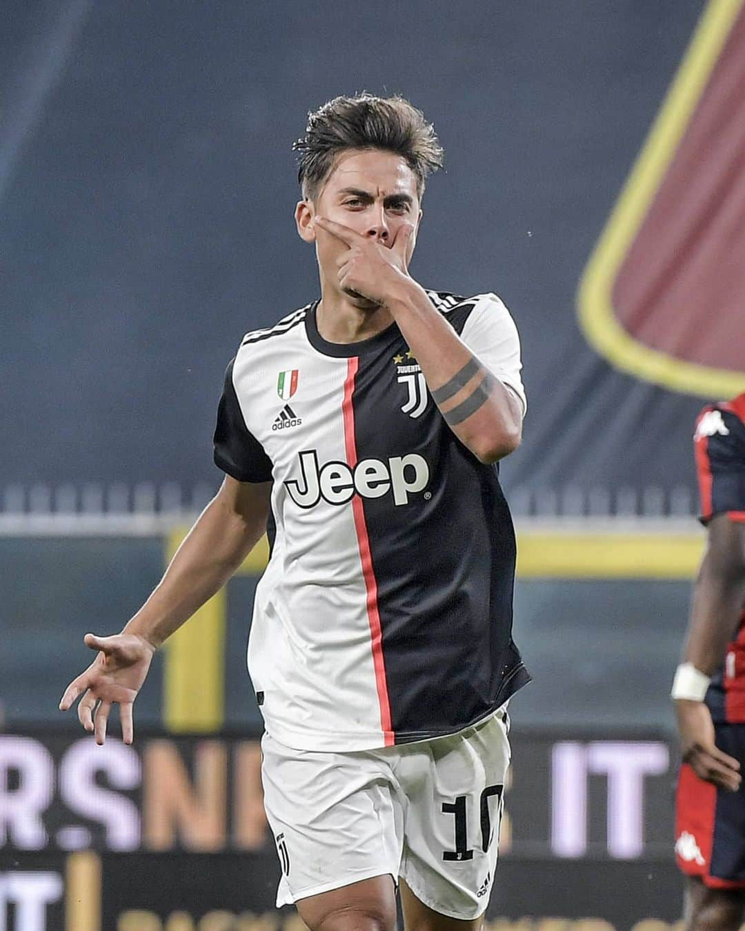 ユヴェントスFCさんのインスタグラム写真 - (ユヴェントスFCInstagram)「Out of words for this man 💎❤ #GenoaJuve #Dybala #FinoAllaFine #ForzaJuve」7月1日 6時08分 - juventus