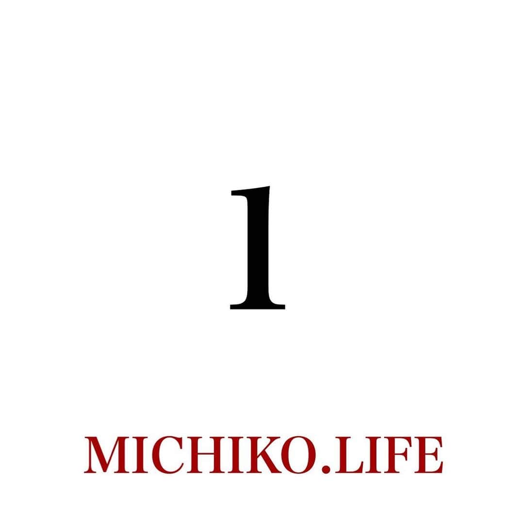 藤原美智子さんのインスタグラム写真 - (藤原美智子Instagram)「・ 「ん?何々、#カレンダー ?」という感じですが、勝手ながら毎月1日はMICHIKO.LIFEの日ということにさせていただきました😁 ・ そして、この日を楽しみにして頂けるような企画を考えてみました❣️ ・ 詳細は19時頃 @michiko.life_official やMICHIKO.LIFEのLINE、またはHPに掲載されるので是非是非、チェックしてみて下さーい*\(^o^)/* ・ ところで昔ながらの #日めくりカレンダー のイメージと、1枚に1ヶ月分の日付が載ってる #デザイン系カレンダー のイメージの2案を作ってみましたが、選びきれずに２つともpost😅 シンプルが1番ということで、このような順番に。 ・ #毎月１日 は #michikolifeの日 #web担当者と #喜んでもらえる企画とは #などなど #いつも #頭ひねってます🤔🤔　　 #毎月の #楽しみにしてもらえたら #いいな✨ #今月はパスだなぁ #とか #今月はラッキー🎶  #とか #それにしても #今日から #7月❗️❗️ #ビックリー😵 #藤原美智子 #fujiwaramichiko #ladonna #michikolife」7月1日 6時13分 - michiko.life