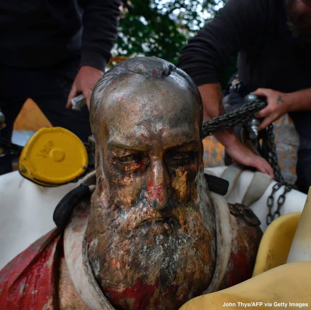 ABC Newsさんのインスタグラム写真 - (ABC NewsInstagram)「Employees in Ghent remove the vandalized statue of King Leopold II of Belgium as the Democratic Republic of Congo is about to celebrate the 60th anniversary of independence from Belgium. #drc #congo #belgium #kingleopold #statue」7月1日 6時17分 - abcnews