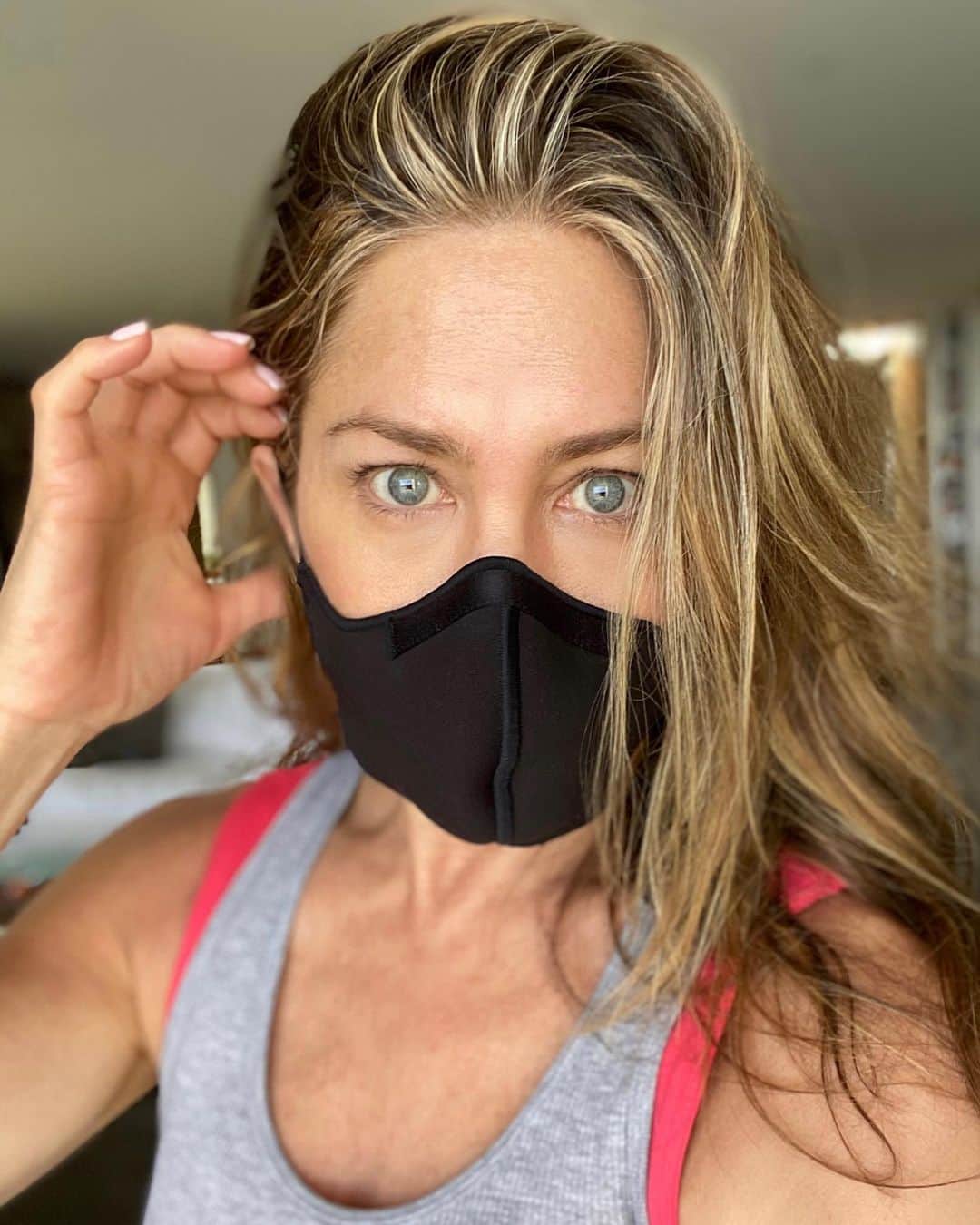 のインスタグラム：「I understand masks are inconvenient and uncomfortable. But don’t you feel that it’s worse that businesses are shutting down... jobs are being lost... health care workers are hitting absolute exhaustion. And so many lives have been taken by this virus because we aren’t doing enough. ⠀ ⠀ I really do believe in the basic goodness of people so I know we can all do this 🥰 BUT still, there are many people in our country refusing to take the necessary steps to flatten the curve, and keep each other safe. People seem worried about their “rights being taken away” by being asked to wear a mask. This simple and effective recommendation is being politicized at the expense of peoples’ lives. And it really shouldn’t be a debate 🙏🏼 ⠀ ⠀ If you care about human life, please... just #wearadamnmask 😷 and encourage those around you to do the same ❤️」
