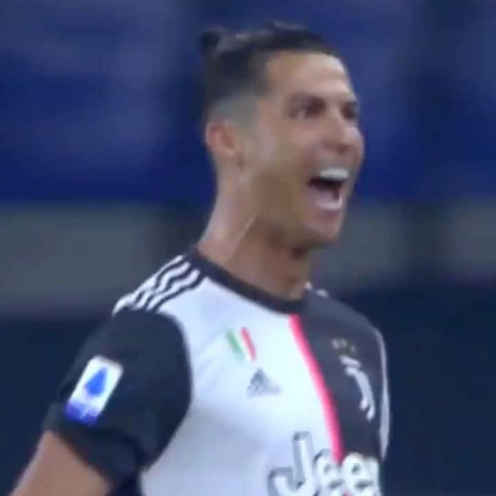 F2Freestylersのインスタグラム：「An absolute 🚀 from @cristiano! 😱⚽️💥」