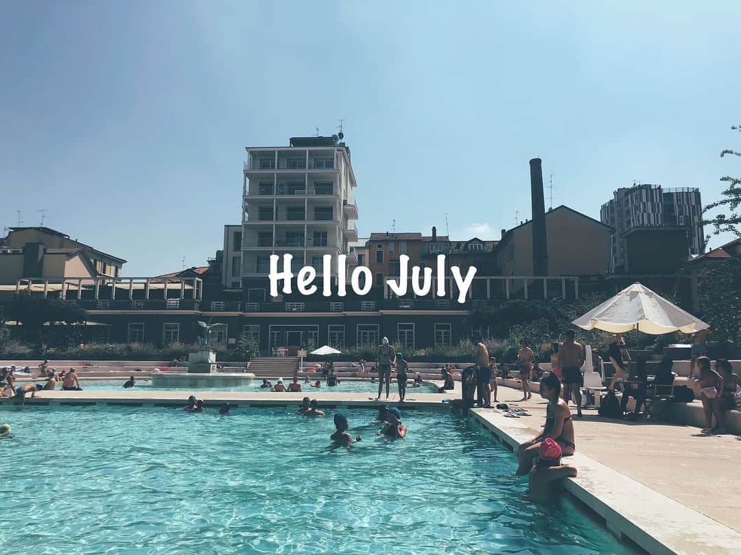 藤田敦子のインスタグラム：「ㅤㅤㅤ Hello July. Memories of last summer👙 昨年はこんな素敵な場所にいたのだなぁ。 ㅤㅤㅤ これで市民プールだよ、Milanoはクオリティ高いわぁ。 市民プールだから、プールに入る時は帽子必要で みんなでおそろで買ったよ🤣 ジオタグから見てもらうとわかるけど セクシーな水着着てる人もいるし、 tattooももちろんオッケー🙆‍♀️🙆‍♀️ コレクションの会場にもなってるくらいだし かっこいいプールだわほんと。 ㅤㅤㅤ #poolloveresclub #poollovers #blendatrip #blendatrip2019」