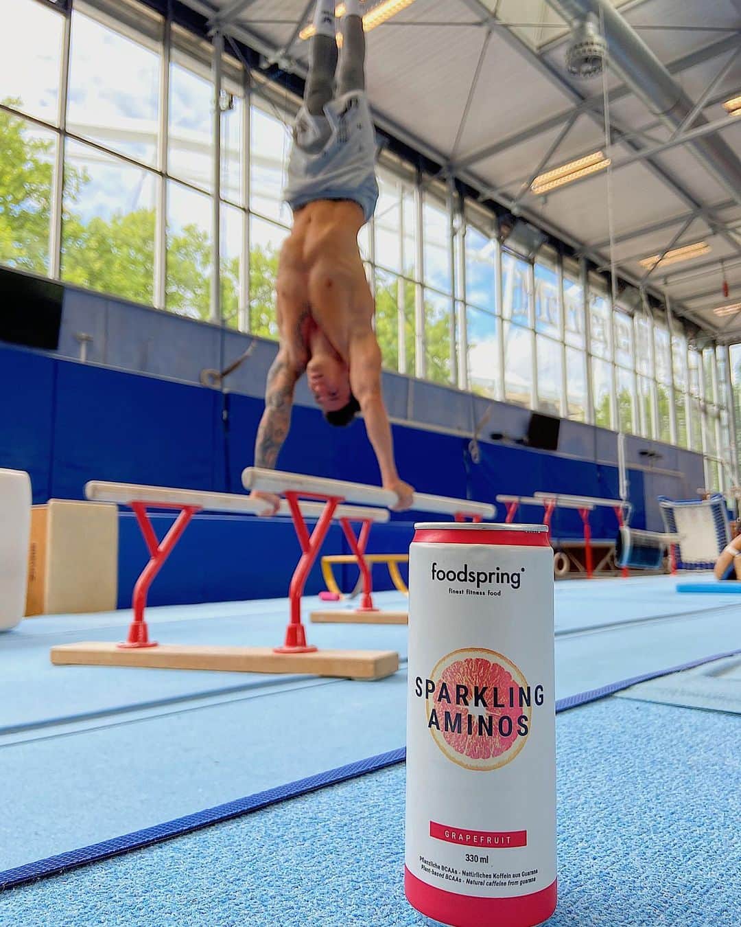 マゼル・ニューエンのインスタグラム：「Perfect for hot days - the sparkling aminos from @foodspring 🔥 Use my code MarcelFSG to get 15% on your order.  #gymnastics #training #gym #handstand #foodspring #sparklingaminos #power #foodspringfamily」