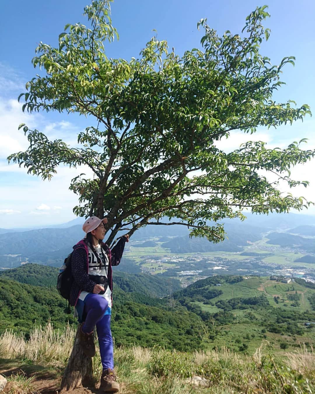 服部ひで子のインスタグラム：「一昨年の夏に登った  伊吹山。  景色や風が気持ち良くて  最高でした(〃´▽`)。  と言いたいところですが、  伊吹山は、ほぼ 日陰や木陰がないので  炎天下で体力が奪われ  熱中症寸前…  個人的に 富士山の何十倍もしんどかった…。  この写真は、最後の笑顔です。笑  伊吹山は 真夏に行くもんじゃないですね。笑  ただ、伊吹山はとっても素敵な山だったで、また登りたいと目論んでいます。  我ながら、  しんどかったのに  何故また 挑戦しようとするのだろうか……笑  きっと、辛さの中に 得るものが多かったからなのでしょうね。笑  前回の学びを経て  今度は ナイトハイクにします！！！。  さてさて  今日から７月。  色々と変化する体制の中、  引き続き 皆様、ともに頑張りましょう～(*^_^*)‼️‼️‼️  #伊吹山」