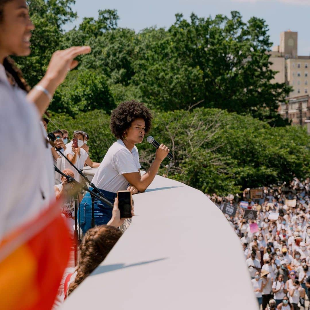 Vogueさんのインスタグラム写真 - (VogueInstagram)「"The charge for everyone this #Pride Month is to reflect on and restore the roots of the LGBTQ+ Movement," writes @raquel_willis. "Beyond pride campaigns and social media gestures, our fight was literally birthed from a collective that was multi-racial, gender-expansive, and anti-police brutality. And that fight goes beyond a few weeks each summer. The Black trans community has especially heeded the call recently with a rally drawing more than 15,000 people in honor of our lives and marches across the country. But the fight doesn’t end here. You must make a lifelong commitment to ending the violence and discrimination that we face. After all, when Black transgender people are free, everyone else will also be free."  Tap the link in our bio to read the full essay. Photos by @colewitter」7月1日 6時48分 - voguemagazine