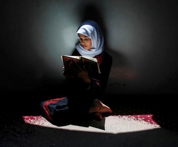 AFP通信さんのインスタグラム写真 - (AFP通信Instagram)「AFP Photo 📷 @mahmud_hams - A Palestinian girl attends a Koran memorization class while respecting social distancing due to the COVID-19 pandemic, at a mosque in Gaza City, on June 29, 2020.」7月1日 6時48分 - afpphoto