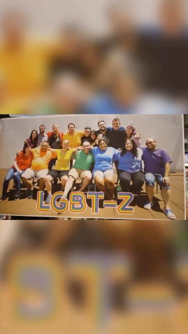 Tony Hsiehのインスタグラム：「What unique ways does your company celebrate and elevate its employees? 🏳️‍🌈   Follow @zappos_lgbtz   Zappos Core Value #6: Build Open and Honest Relationships with Communication  #ZapposStories #TonysRabbitHoleTour  *Posted by Michelle, Tony's social team」